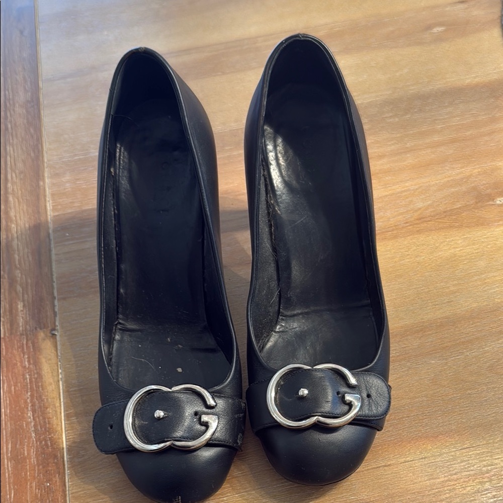 Gucci Sachalin Black Pumps with silver logo buckle 8m 38EU